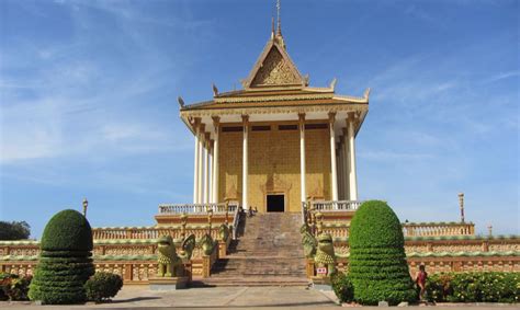 タイの第1世紀における大規模な仏教寺院建設、宗教的熱狂と社会構造への影響